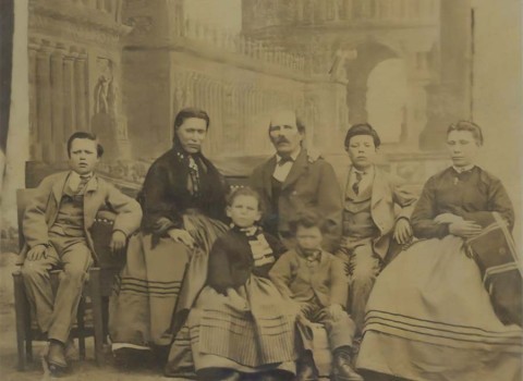 Johann Tiefenthaler mit seinen Kindern Johann Tiefenthaler mit seinen Kindern
