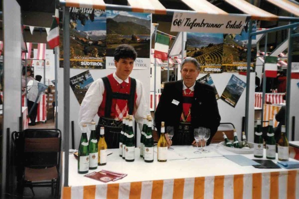 Christof e Herbert Tiefenbrunner_Fiera del vino a Londra 1982 Christof e Herbert Tiefenbrunner_Fiera del vino a Londra 1982